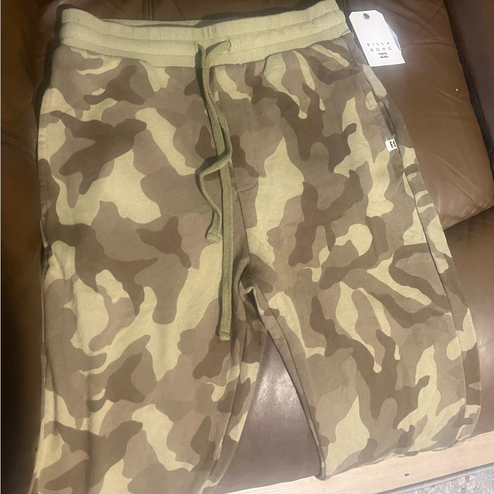 Nwt Billabong size small camo sweatpants